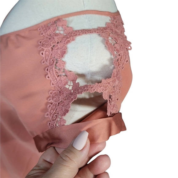 Express Cutout Shoulder Top Size M - Picture 3 of 8